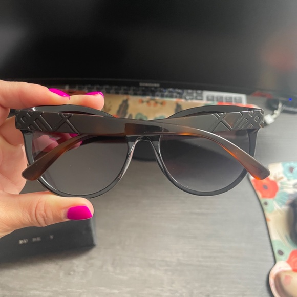 Burberry sunglasses - Picture 4 of 7